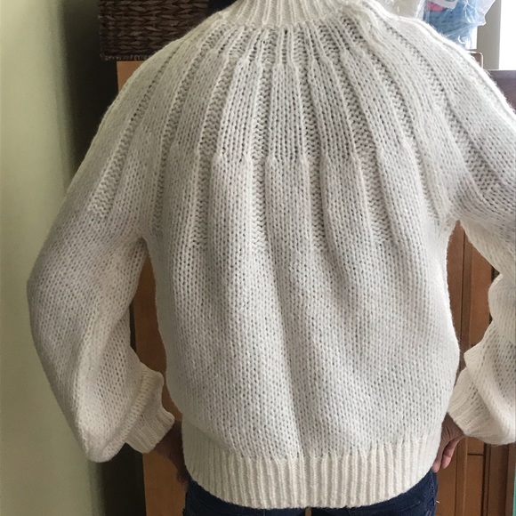 Abercrombie Woman Sm NWT Fuzzy Mock Cream Sweater - Picture 11 of 13